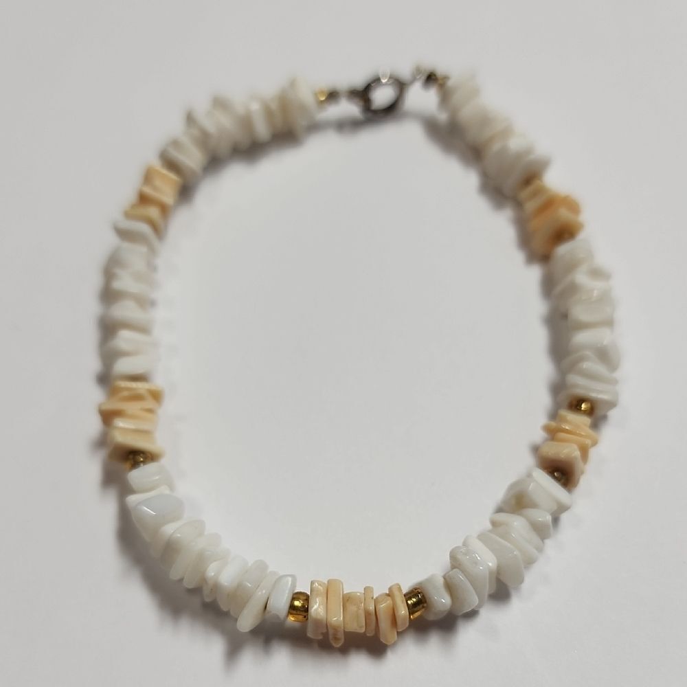 Cream and White Shell Chip Beaded Bracelet